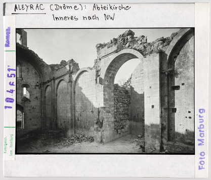 Vorschaubild Aleyrac: Ruine der Abteikirche, Inneres nach Westen 